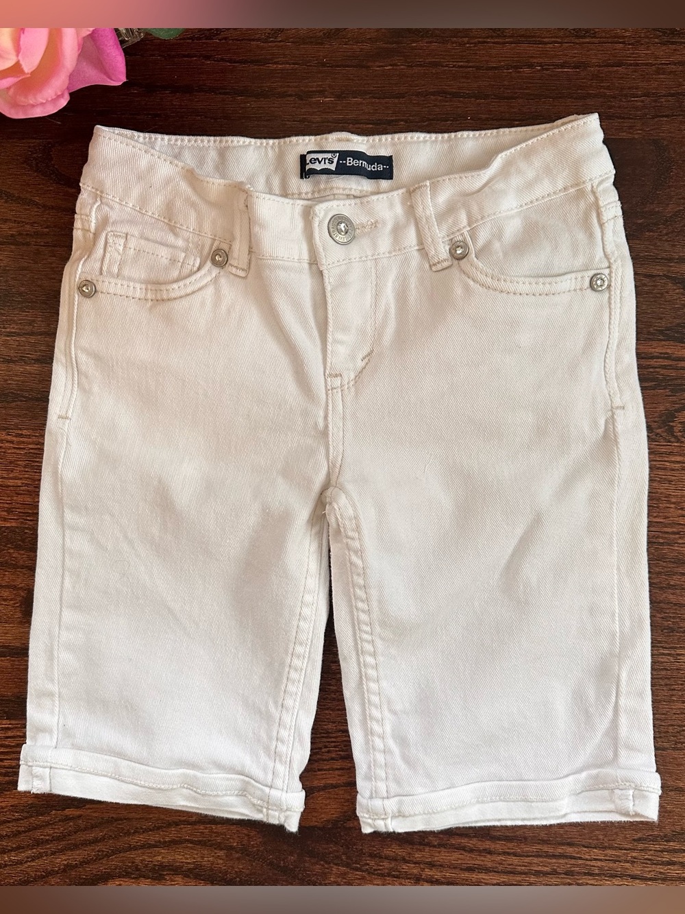 White Levi’s denim cuffed Bermuda shorts, size 8R